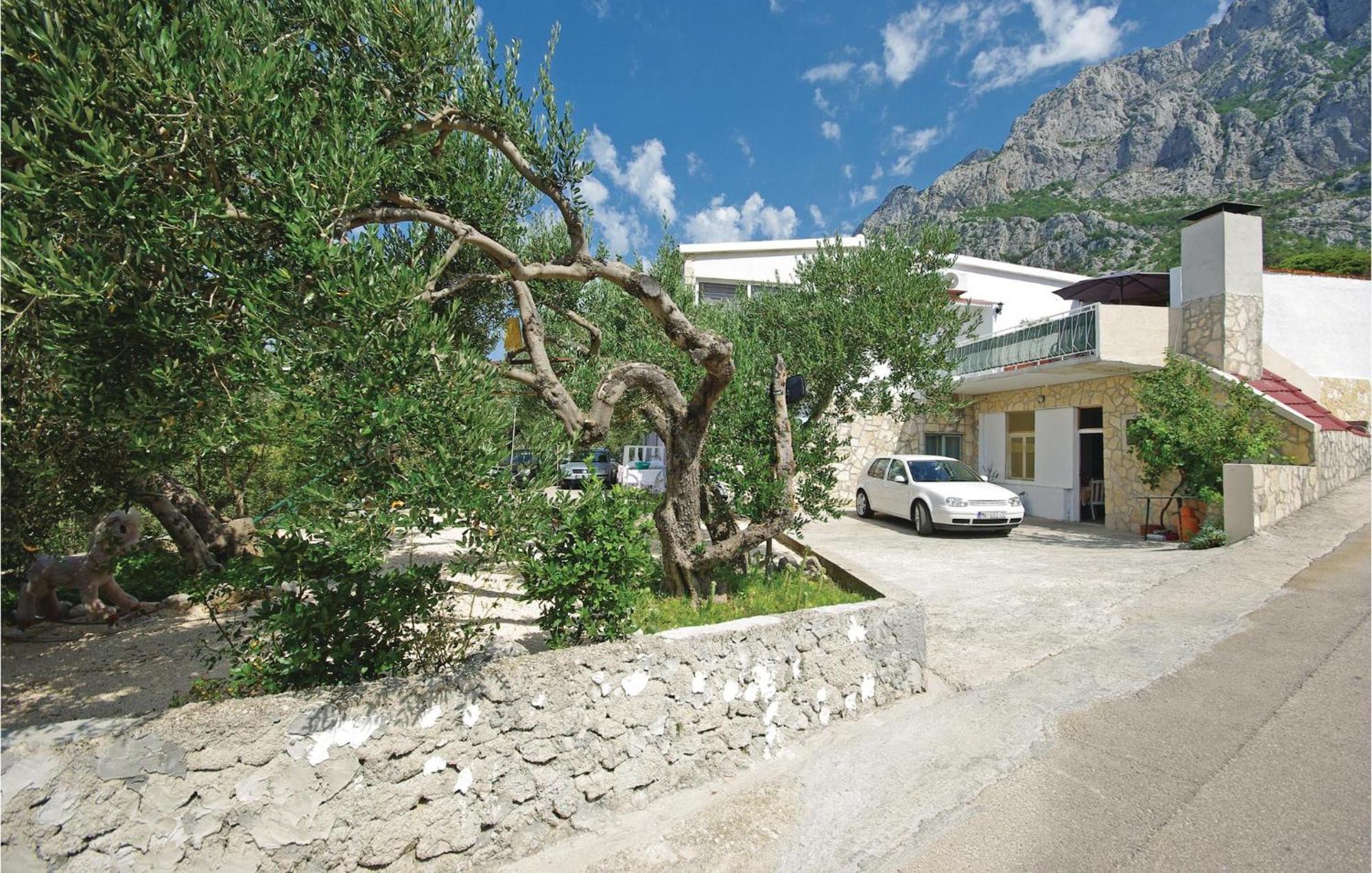 2 Bedroom Cozy Apartment In Makarska Eksteriør bilde