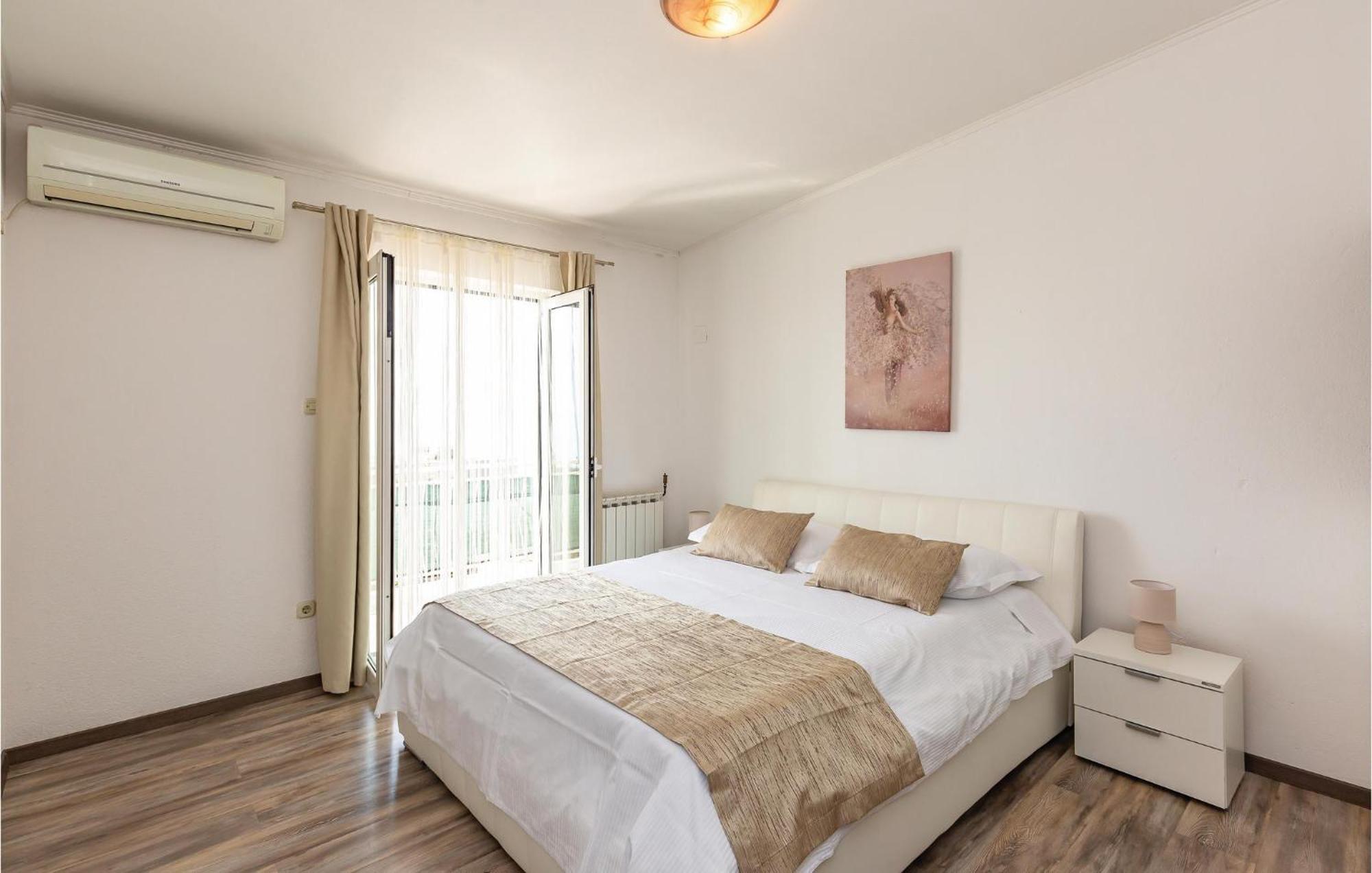 2 Bedroom Cozy Apartment In Makarska Eksteriør bilde