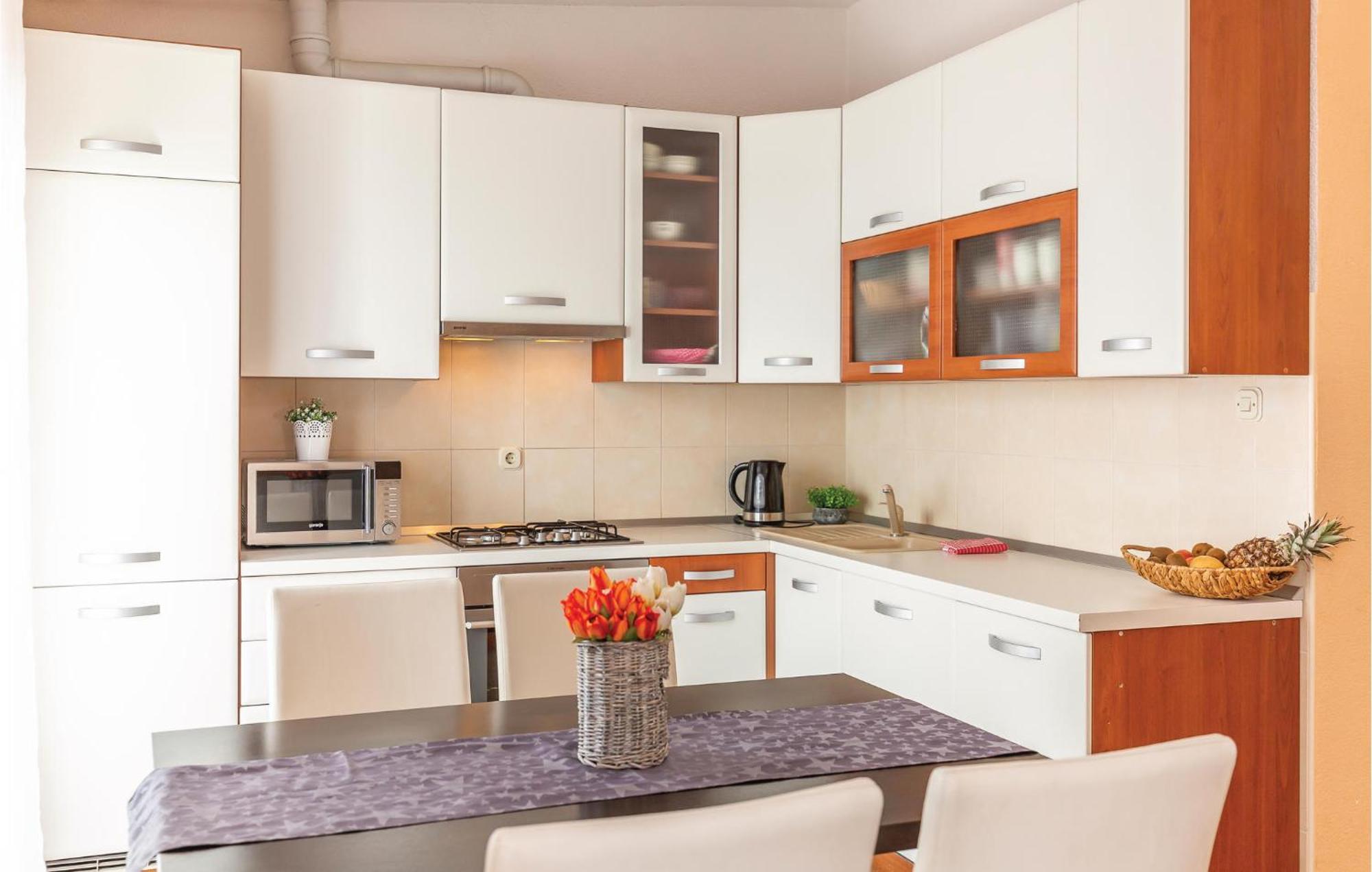2 Bedroom Cozy Apartment In Makarska Eksteriør bilde
