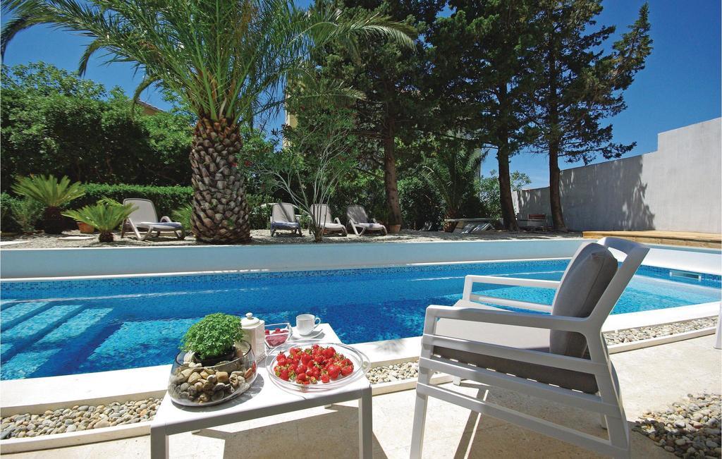 2 Bedroom Cozy Apartment In Makarska Eksteriør bilde