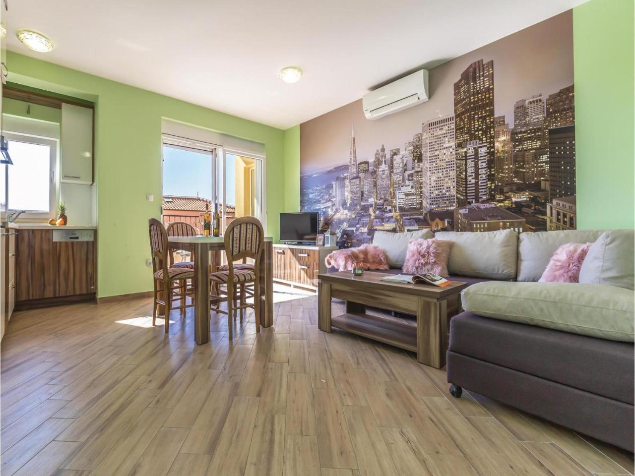 2 Bedroom Cozy Apartment In Makarska Eksteriør bilde