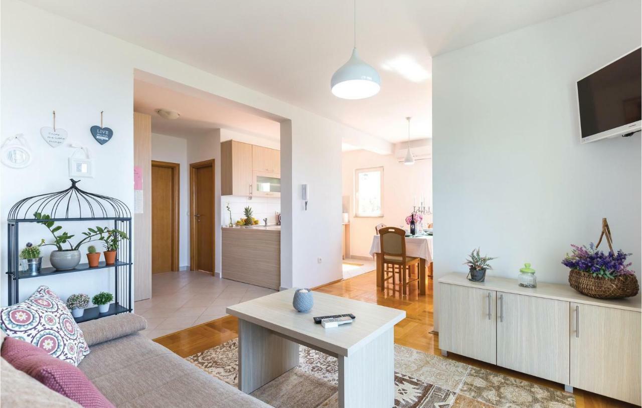 2 Bedroom Cozy Apartment In Makarska Eksteriør bilde
