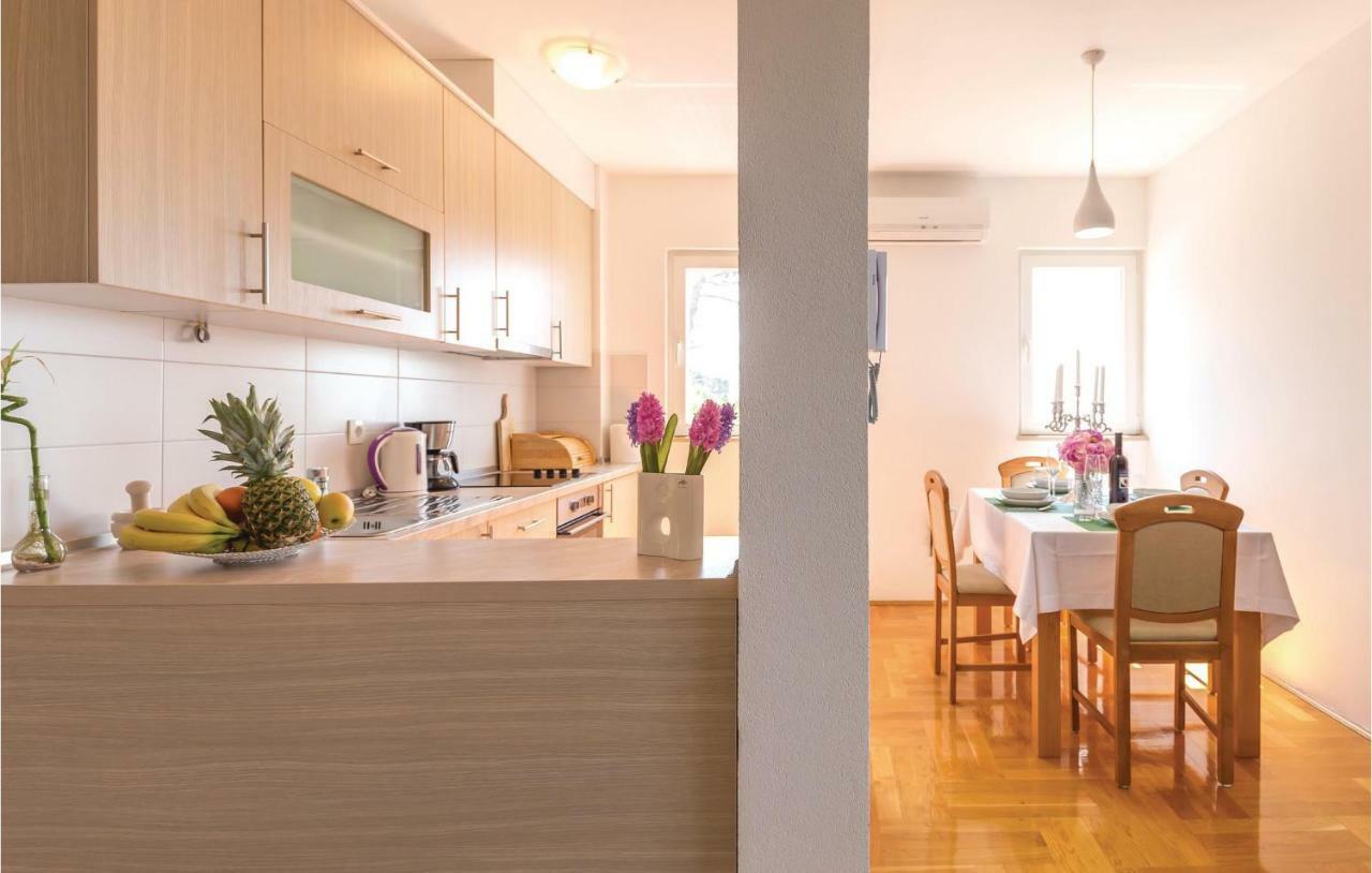 2 Bedroom Cozy Apartment In Makarska Eksteriør bilde